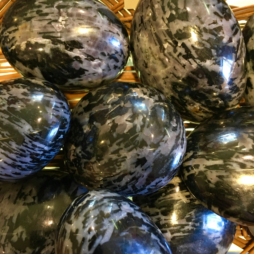 Sfera di Mystic Merlinite (Indigo Gabbro) (1) - Cristalli da Favola Sfera di Mystic Merlinite (Indigo Gabbro) (1) - Cristalli da Favola
